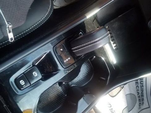 Used 2022 Volvo XC40 T5 R-Design image 16