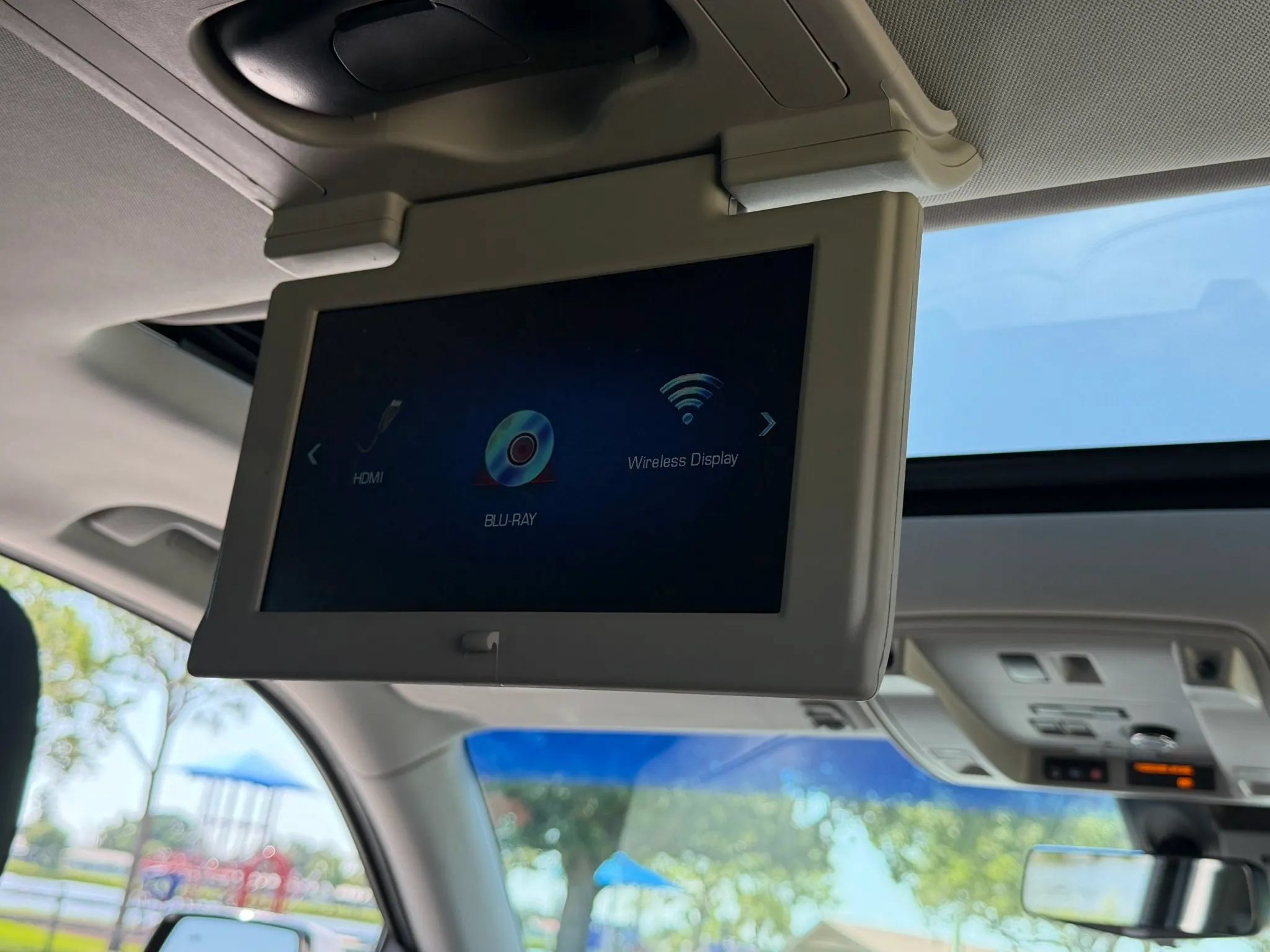 Used 2018 Cadillac Escalade Premium Luxury w/ LPO, Radiant Package RWD image 24