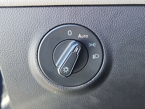 Certified 2023 Volkswagen Taos SE w/ Panoramic Sunroof Package image 10