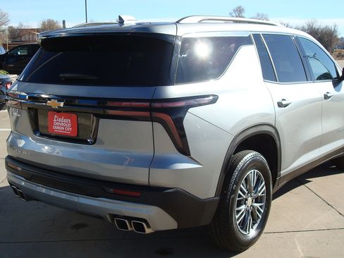 Used 2025 Chevrolet Traverse LT image 4