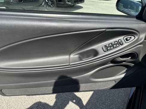 Used 2004 Ford Mustang Convertible RWD image 10