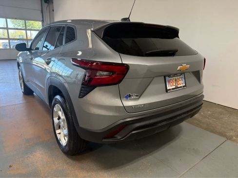 Used 2024 Chevrolet Trax LS w/ LS Convenience Package FWD image 3
