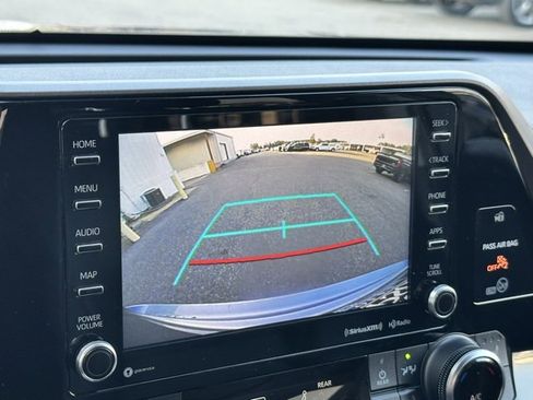 Used 2020 Toyota Highlander XLE image 12