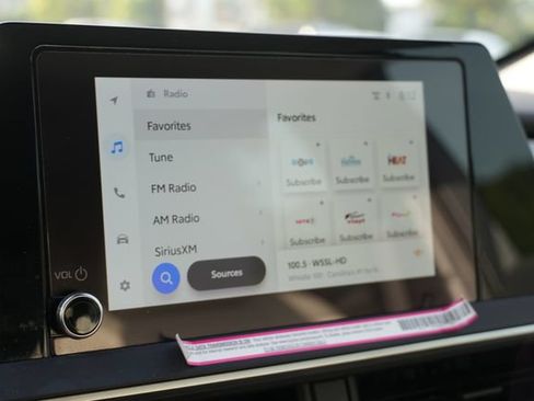 Used 2024 Toyota Prius XLE FWD image 31