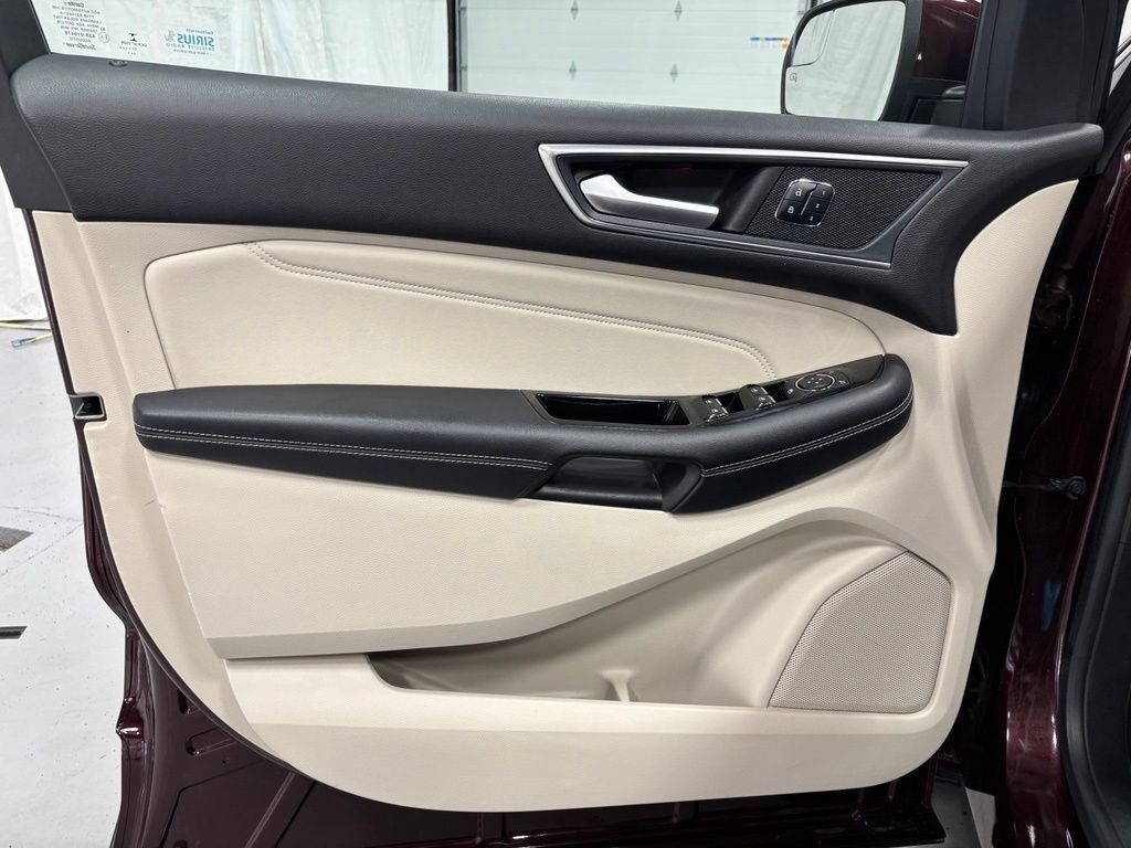 Used 2018 Ford Edge Titanium w/ Equipment Group 301A AWD/4WD image 8