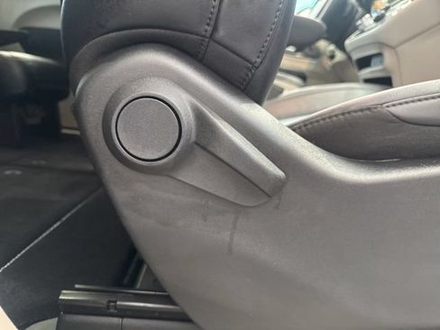 Used 2024 Chrysler Pacifica Touring-L FWD image 50