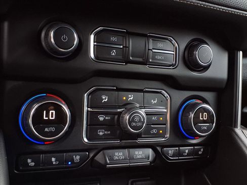 Used 2023 Chevrolet Suburban Premier image 7