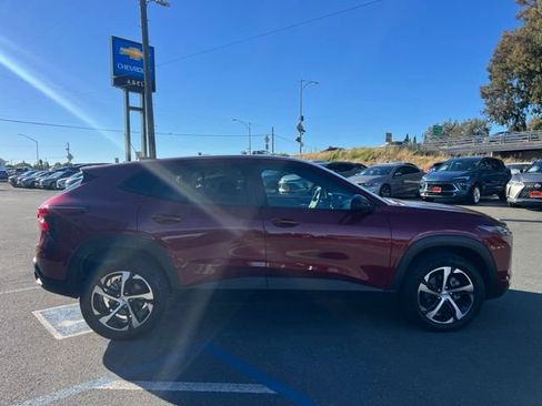 Used 2024 Chevrolet Trax RS w/ Driver Confidence Package FWD image 5