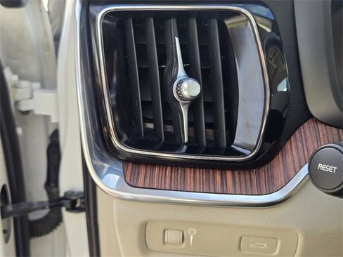 Used 2022 Volvo S60 B5 Momentum w/ Premium Package image 26