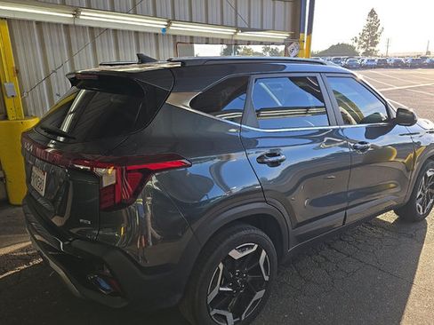 Used 2025 Kia Seltos SX AWD/4WD image 3