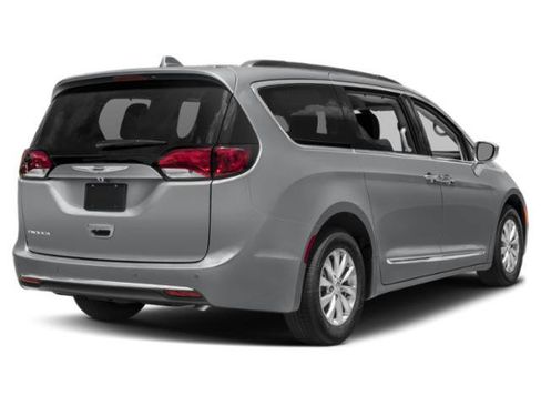 Used 2018 Chrysler Pacifica Touring-L Plus FWD image 5