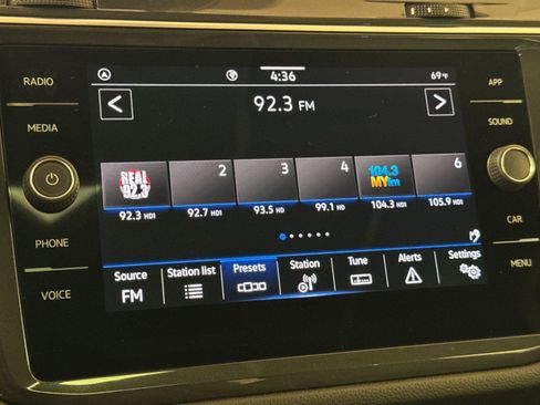 Used 2023 Volkswagen Tiguan SE w/ Panoramic Sunroof Package FWD image 17