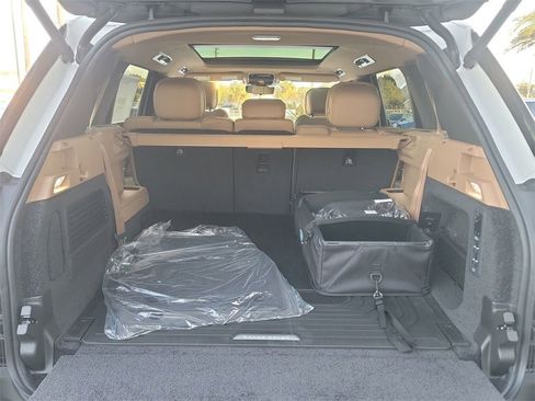 New 2025 Land Rover Range Rover Long Wheelbase SE image 11