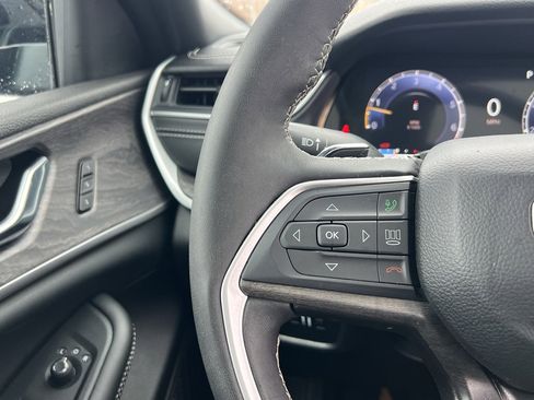 Used 2024 Jeep Grand Cherokee Limited w/ Black Appearance Package image 33