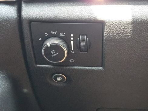 Used 2019 Jeep Grand Cherokee Overland AWD/4WD image 23