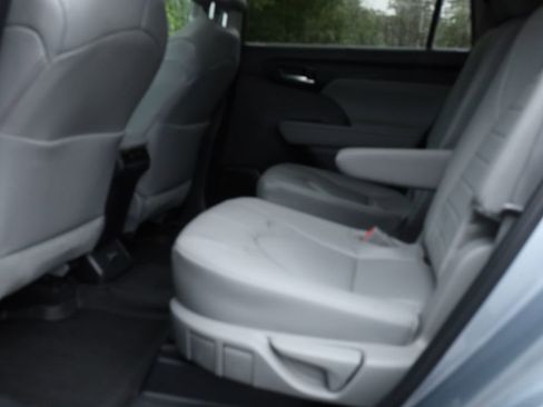 Used 2024 Toyota Highlander XLE image 9