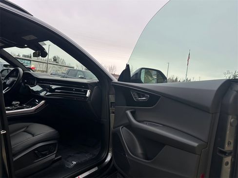 Used 2021 Audi Q8 Prestige w/ Prestige Package image 11