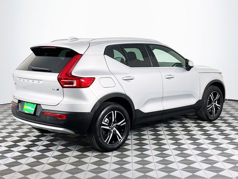 Used 2025 Volvo XC40 B5 Core image 10