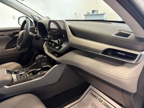 Used 2024 Toyota Highlander Platinum AWD/4WD image 30