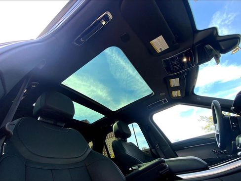 Used 2025 Land Rover Range Rover Sport image 12