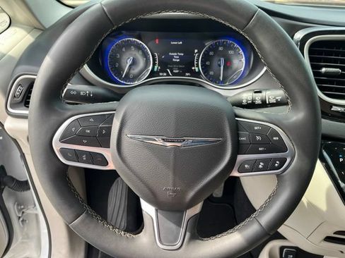 Used 2023 Chrysler Pacifica Touring-L FWD image 18
