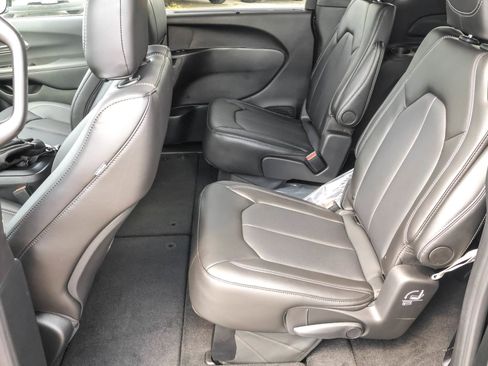 New 2026 Chrysler Pacifica Select image 12