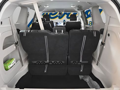 Used 2023 Chrysler Pacifica Touring-L image 36
