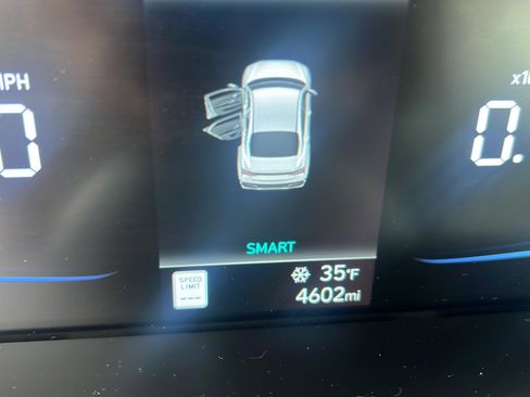 Used 2025 Hyundai Elantra Sport image 13