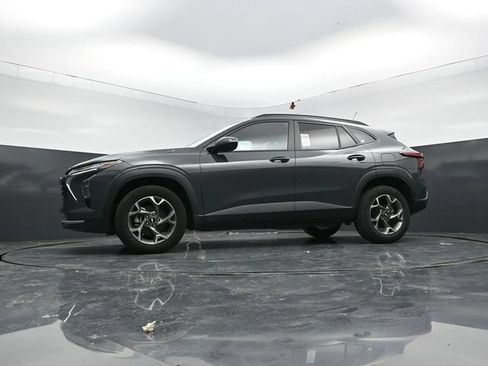 Used 2025 Chevrolet Trax LT FWD image 47