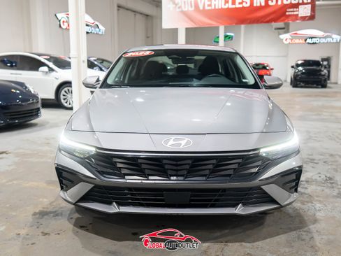 Used 2025 Hyundai Elantra SEL image 2