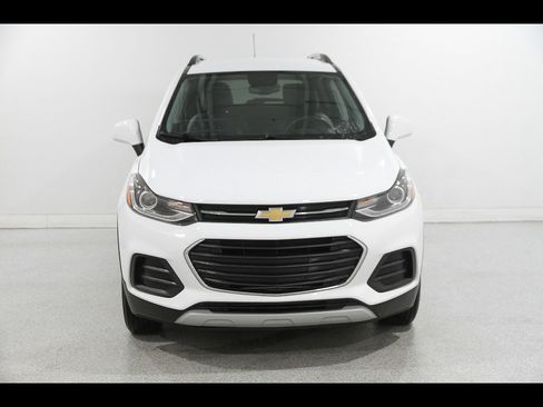 Certified 2022 Chevrolet Trax LT w/ LT Convenience Package image 2