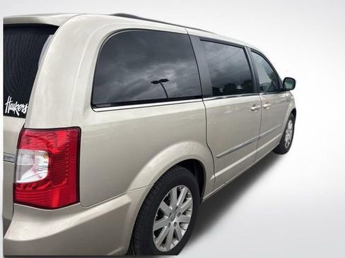 Used 2015 Chrysler Town & Country Touring FWD image 2