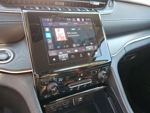 Certified 2023 Jeep Grand Cherokee Laredo w/ Luxury Tech Group I AWD/4WD image 6
