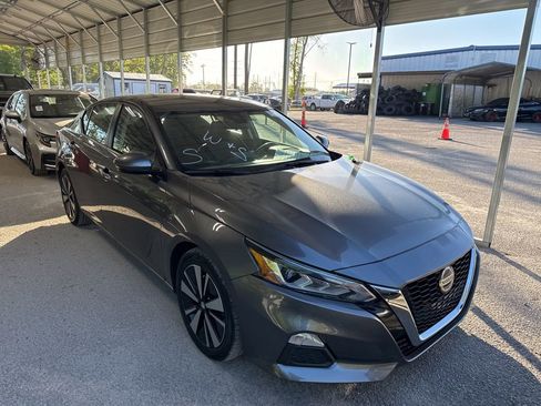 Used 2022 Nissan Altima 2.5 SV image 2