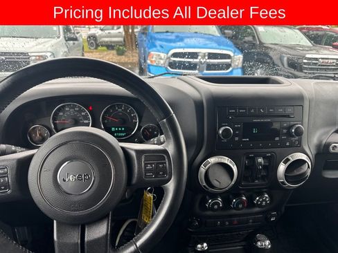 Used 2017 Jeep Wrangler Unlimited Sahara w/ Connectivity Group AWD/4WD image 12