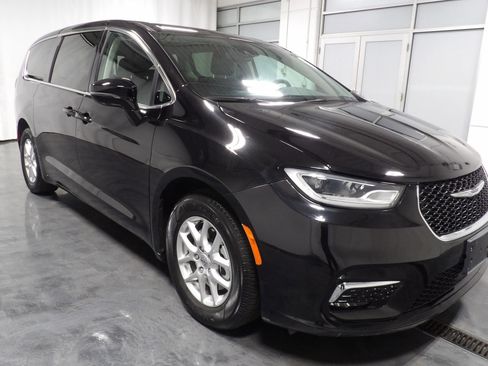 Used 2024 Chrysler Pacifica Limited image 2
