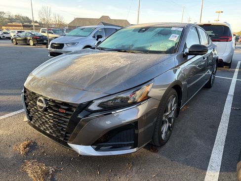 Used 2024 Nissan Altima 2.0 SR image 3