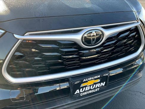 Used 2020 Toyota Highlander XLE image 29