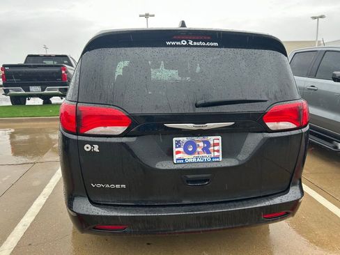 Used 2023 Chrysler Voyager LX image 3