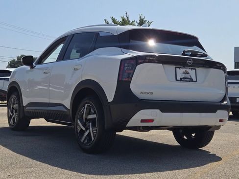 Used 2025 Nissan Kicks SV w/ SV Premium Package FWD image 15