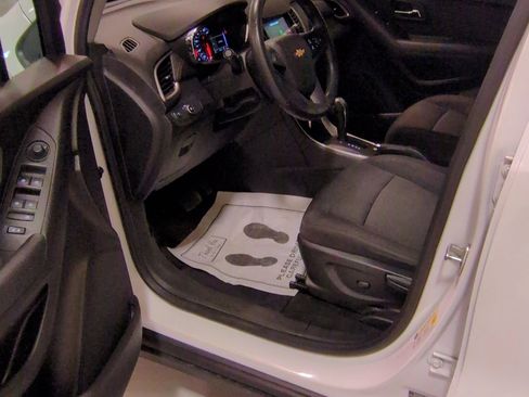 Used 2019 Chevrolet Trax LT FWD image 16