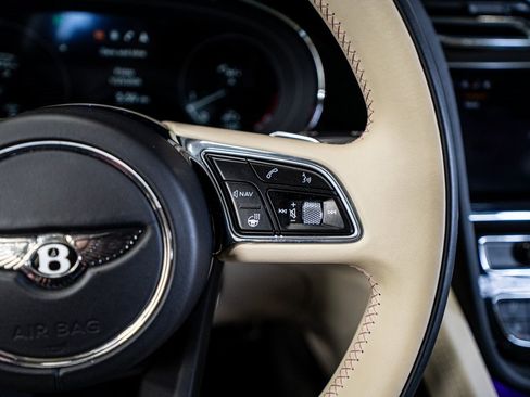 Used 2021 Bentley Bentayga image 44
