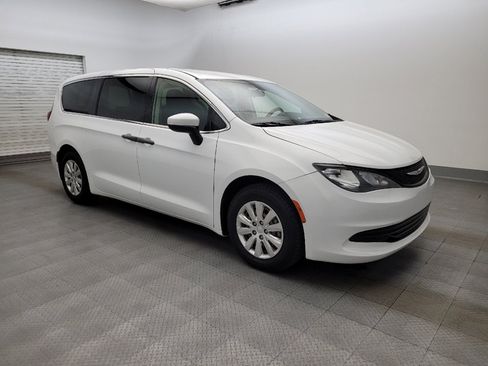 Used 2020 Chrysler Voyager L FWD image 11