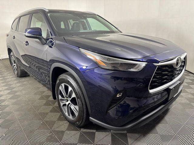 Certified 2024 Toyota Highlander XLE AWD/4WD image 1