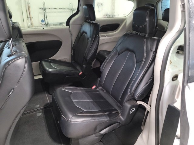 Used 2024 Chrysler Pacifica Touring-L FWD image 10