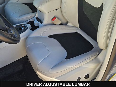 Used 2020 Jeep Cherokee Latitude Plus w/ Cold Weather Group image 16