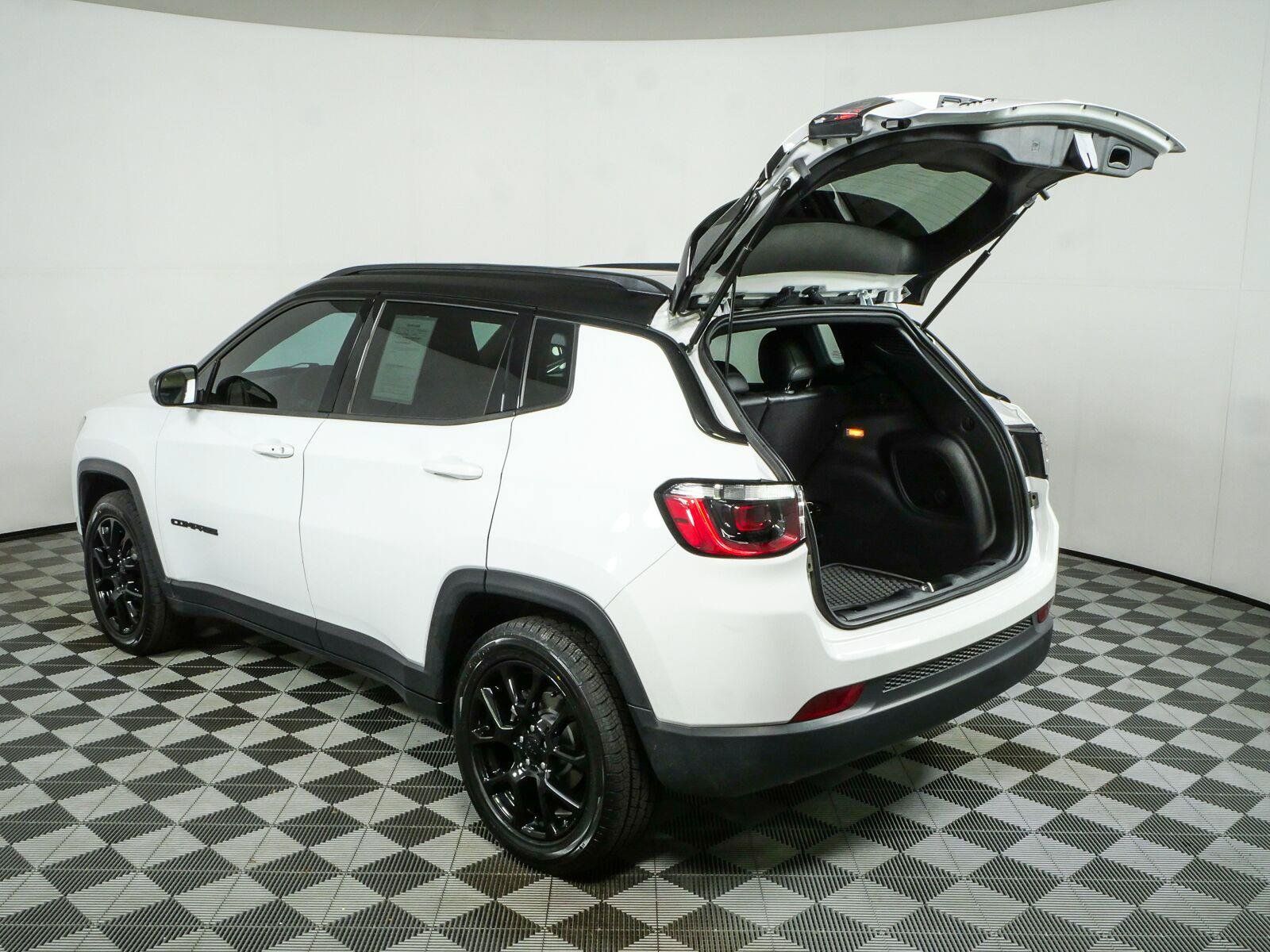 Used 2023 Jeep Compass Latitude w/ Sun and Sound Group AWD/4WD image 35
