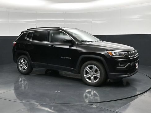 Used 2024 Jeep Compass Latitude AWD/4WD image 3