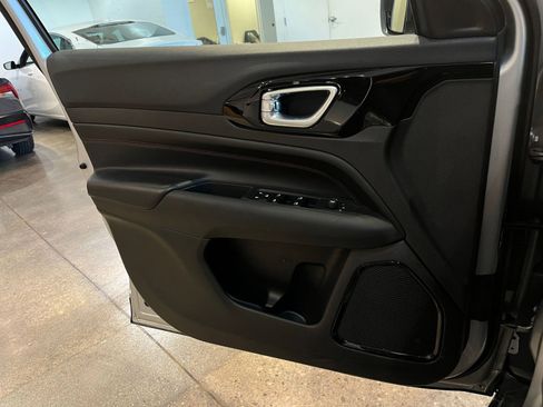 Used 2025 Jeep Compass Trailhawk image 18