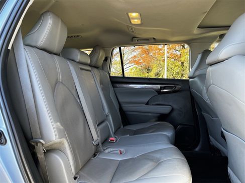Used 2024 Toyota Highlander Limited image 27